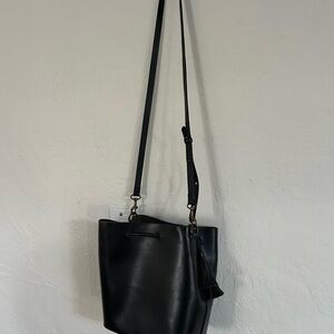 Elegant VereVerto Leather Crossbody Bucket Bag